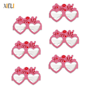 Accesorios para Fotomatón del Día de San Valentín de Xieli Vietnam, Gafas de Papel con Forma de Corazón y Texto en Rosa 'Kiss Me' - Product Image 3