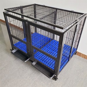 Fabrika rustik demir köpek sandık katlanabilir ve sürgülü mobilya ev kulübesi büyük köpekler için kapalı evcil hayvan kafesi plastik taşıyıcı ile