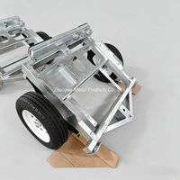 Remorque de signalisation routière portable avec châssis galvanisé, télécommande sans fil et éclairage LED pour travaux routiers municipaux et situations d'urgence