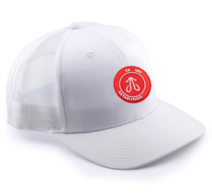 Gorra Trucker de Malla Blanca con Logotipo Bordado en Rojo en el Panel Frontal, Cierre Trasero Ajustable, Unisex, Estilo Casual, Tipo Béisbol - Product Image 3