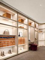 Dressing moderne de luxe sur mesure, armoire vitrée avec îlot central, meuble de rangement haut de gamme pour chaussures et sacs