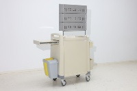 Tour d'anesthésie chirurgicale moderne en ABS avec plateaux pharmaceutiques transparents à trois rangées, conception pratique à 4 roulettes pour une utilisation en hôpital et en hôtel