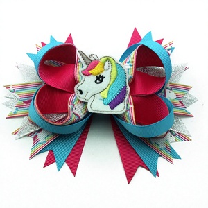 Fiocco per Capelli in Grosgrain Bianco da 5,5 Pollici, Fatto a Mano con Ricamo Arcobaleno, Accessorio per Capelli per Bambine - Product Image 3