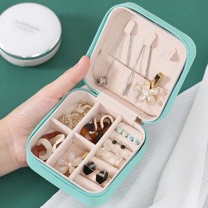 Boîte de rangement portable en cuir pour bijoux, mini-étui rectangulaire pour colliers, boucles d'oreilles, bagues, design élégant pour femme - Product Image 1