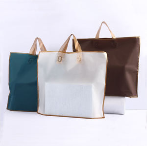 Sac de shopping givré personnalisé avec logo de marque, sac cadeau de luxe pour boutique de vêtements, sac à poignée avec bordure dorée imprimée - Product Image 1