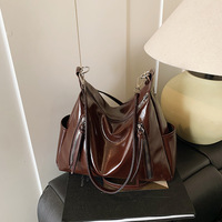 Sac fourre-tout vintage en cuir PU brillant grande capacité pour femme avec breloque pompon, idéal pour les trajets quotidiens