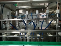 Ligne de remplissage automatique d'huile lubrifiante à moteur électrique haute efficacité contrôlée par PLC pour bouteilles en plastique