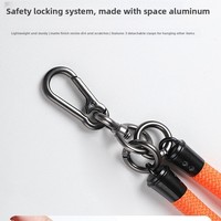 Sac bandoulière avec sangle fine et durable détachable, doté d'une fine sangle d'épaule en cordon et d'une longue corde