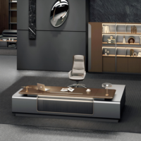 Bureau de direction de luxe avec panneau cannelé à bordure dorée, étagères LED et chaise pour une suite de bureau complète et prestigieuse