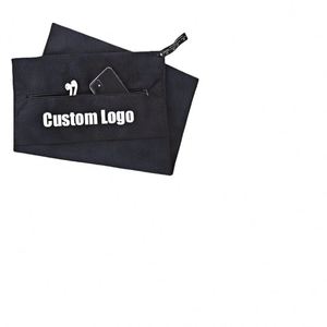 Serviette de sport pour adulte en microfibre jacquard personnalisée avec capuche, poche zippée et broderie de logo - Product Image 1