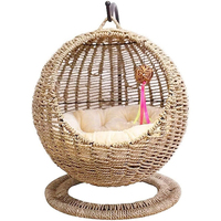 Lit pour chat moderne en rotin tressé respirant, suspendu, confortable et écologique, fait main, pour un confort chaleureux et une ambiance douillette.