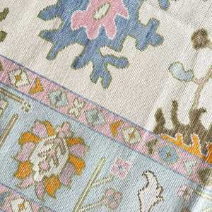 Tapis noué à la main en laine de Nouvelle-Zélande écologique, motif floral vintage persan pastel, à poils moyens, avec envers en coton - Product Image 1