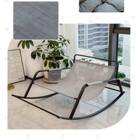 Fauteuil à bascule double d'intérieur, structure en fer, assise large avec coussin en polyester, balançoire de loisirs 2 places pour salon et balcon