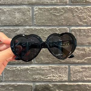 بيع بالجملة نظارات شمسية موشور ثلاثية الأبعاد للفتيات نظارات حسم القلب مع إطار كمبيوتر أحمر وأبيض للحفلات وعيد الميلاد - Product Image 6
