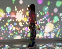 Mur interactif immersif de réalité virtuelle hors ligne avec zone tactile au sol, jeu VR excitant et palpitant pour parc d'attractions pour enfants en équipe