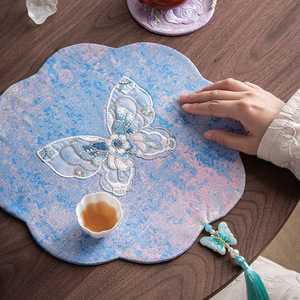 Tapete de Té de Algodón y Lino con Borlas en Forma de Flor y Diseño de Mariposa Morada, Tapete de Té Bordado para Mesa de Té en el Hogar - Product Image 3