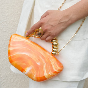 Bolso de mano de acrílico marmoleado estilo francés con asas de cuentas doradas y cierre magnético, que exuda una elegancia suave, refinada y minimalista para la noche. - Product Image 4