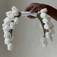 L-R077 Nouvelle tendance Bouquet de mariée artificiel en tulipes et lys calla, bouquet à main orné de perles pour mariage, fiançailles et séance photo