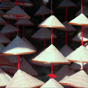 Chapeau conique vietnamien fait main-Traditionnel Non La à partir de feuilles de palmier-Souvenir culturel et protection solaire-Vente en gros OEM - Product Image 1