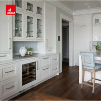 Armoires de cuisine Alland en bois massif blanc style Shaker, îlot avec plateau en marbre, style nordique, placards muraux supérieurs et quincaillerie de poignée