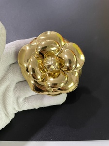 Broche de camélia en cuir Pu plaqué argent de Wang Yibo 6.8cm petite fleur parfumée anniversaire doré femmes - Product Image 4