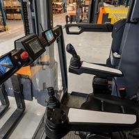 Forklift Listrik Tiga Arah VNA VUE116 1.6 Ton dengan Baterai Lithium-Ion, Tinggi Angkat 7000mm untuk Gudang Industri