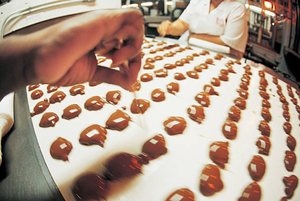 Melt-in-Your-Mouth Nueva multivitamina Shanghai Milk Chocolate Making Machine Moldes de llenado perfectamente llenos Planta de fabricación de frutas - Product Image 2