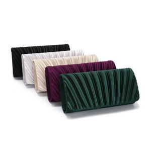 Sac bandoulière plissé brillant multicolore personnalisé pour femme, sacs pochettes vintage carrés à chaîne métallique pour femme, vente en gros - Product Image 1