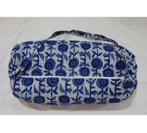Bolsa Premium Estampada a Mano con Bloques que Refleja el Toque del Arte Tradicional Combinado con una Forma Moderna y Funcionalidad de Fácil Transporte - Product Image 2