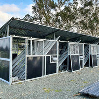 Abri modulaire portable pour chevaux, structure en acier galvanisé à chaud, panneaux en HDPE