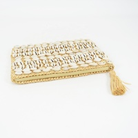 Pochette en raphia crème naturelle avec pompon et décoration de coquille