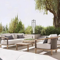 Nordisches Outdoor-Sofa-Set aus Massivem Teakholz, PE-Rattan Gartenmöbel, Wasserfeste Gepolsterte Lounge-Sofa-Stuhl-Tisch-Kombination