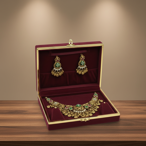 Ensemble de collier choker Kundan en argent massif traditionnel avec pierres vertes et rouges, perles en forme de pièce de monnaie et boucles d'oreilles assorties - Product Image 3