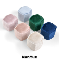Boîte à bagues hexagonale en velours avec logo personnalisé, emballage de luxe pour bijoux, boîte cadeau pour bague de fiançailles ou de mariage, mini étui de rangement pour bijoux de voyage