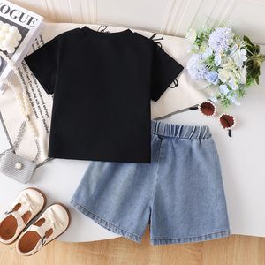 Set Abbigliamento <span class=keywords><strong>Bambina</strong></span> Estate 2026: T-shirt Nera con Patch a Maniche Corte + <span class=keywords><strong>Pantaloncini</strong></span> in Denim, Completo 2 Pezzi - Product Image 4