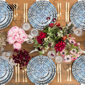 Ensemble d'assiettes à dîner en porcelaine d'inspiration européenne, motifs complexes bleu-blanc ressemblant à des carreaux avec des accents dorés - Product Image 2