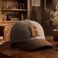 Casquette de baseball personnalisée 6 panneaux en velours côtelé à chevrons avec visière et patch lettre en chenille, style vintage universitaire, vente en gros, fabricant OEM ODM