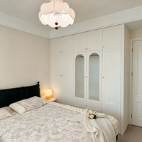 Armoire intégrée classique moderne grande capacité, du sol au plafond, avec détails de miroir cintrés pour projets