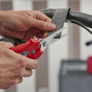 กรรไกรอเนกประสงค์ไนเพ็กซ์ สแตนเลส ฟันหยักบางส่วน ด้ามจับนุ่มสีแดง สำหรับงานอุตสาหกรรม ตัดได้หลากหลาย - Product Image 1