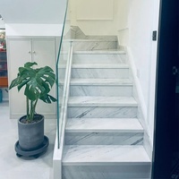 Escalier en spirale en marbre Bianco Sivec sur mesure à prix réduit avec garde-corps en verre pour projet d'appartement