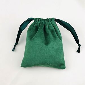 Pochette à bijoux en velours épais vert foncé avec cordon de serrage, sac cadeau de luxe en velours doux pour emballage de colliers et bracelets, logo et taille personnalisés - Product Image 6