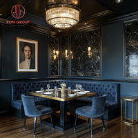 Ensemble de chaises de banquettes en velours bleu foncé européen avec table en marbre à bordure dorée et structure métallique pour salle à manger, café, restaurant, hôtel