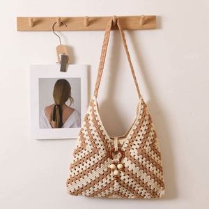 Sac à main en coton crocheté tendance, nouveau design ajouré, sac de plage pour femme avec perles en bois et pompons - Product Image 4