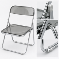 Chaise de salle à manger pliante de luxe en acrylique transparent soigneusement sélectionnée, avec pieds en métal modernes, pour usage domestique, influenceurs, maquillage et salons de thé.