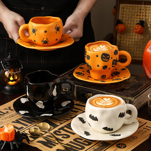 Tazza di caffè in ceramica di <span class=keywords><strong>Halloween</strong></span> creativa e piattino con personalità irregolare Pattern di pipistrello di zucca Japandi Design Style - Product Image 1