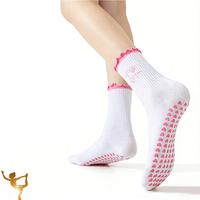 Chaussettes de Pilates et Yoga à Volants Roses pour Filles OEM, Épaisses en Tissu Éponge Antidérapantes avec Cœur et Logo Personnalisé, Idéales pour la Gym, avec Ruban
