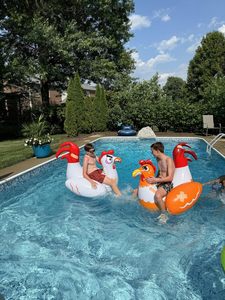 エキサイティングな水の戦いを楽しむために設計された頑丈なPVC製の楽しく耐久性のあるインフレータブルチキン戦闘プールフロート - Product Image 5