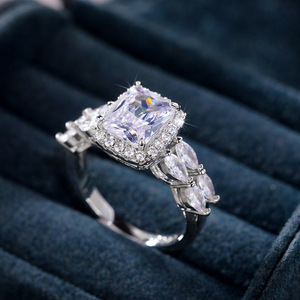 Anello con Cristallo Taglio Principessa per Donne, Elegante Accessorio Moda per Uso Quotidiano e Feste - Product Image 3