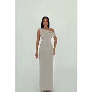 Robe de soirée beige ODM avec fente, style froncé, fleurs brodées, tailles XL, robe de bal, coupe droite, tissée pour les fêtes - Product Image 3