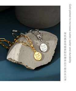 Bracelet tendance en laiton OEM, unisexe, avec chaîne à maillons et breloque pièce lettre, plaqué or 18 carats PVD, disponible en gros pour anniversaire - Product Image 2